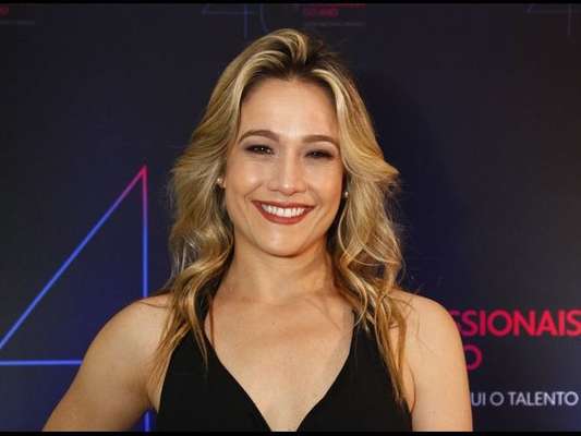 Fernanda Gentil voltou a ficar loira após 6 meses com o cabelo moreno