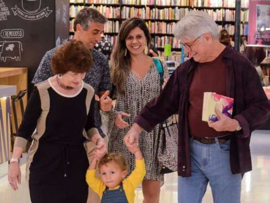 Sergio Chapelin se divertiu com o netinho em noite de autógrafos do novo romance de Edney Silvestre em livraria da Zona Sul do Rio nesta terça-feira, 13 de agosto de 2019