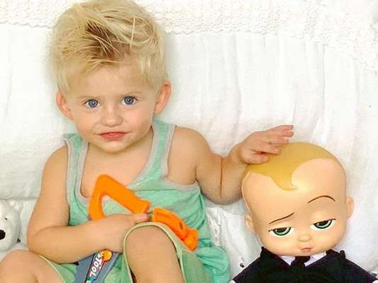 Filho de Karina Bacchi, Enrico foi comparado com 'O Poderoso Chefinho' em foto nesta terça-feira, 13 de agosto de 2019