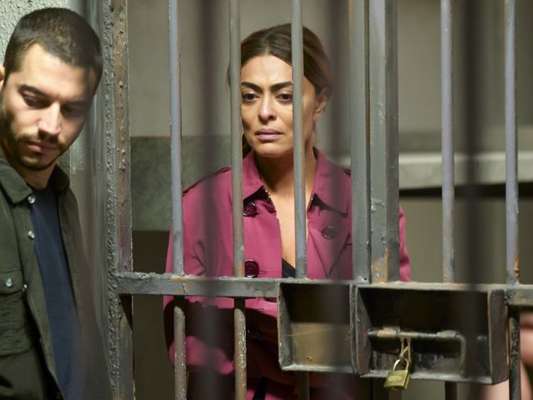 Nos próximos capítulos da novela 'A Dona do Pedaço', Maria da Paz (Juliana Paes) flagra Jô (Agatha Moreira) e Régis (Reynaldo Gianecchini) e vai para a prisão.