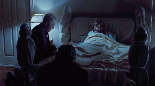 'O Exorcista' - Um dos percursores dos filmes de terror com efeitos especiais 'realistas', diversos relatos apontam que muitos espectadores passaram mal durante as primeiras exibições do filme, na década de 1970 - entre choros e pessoas chocadas, algumas chegavam até mesmo a desmaiar