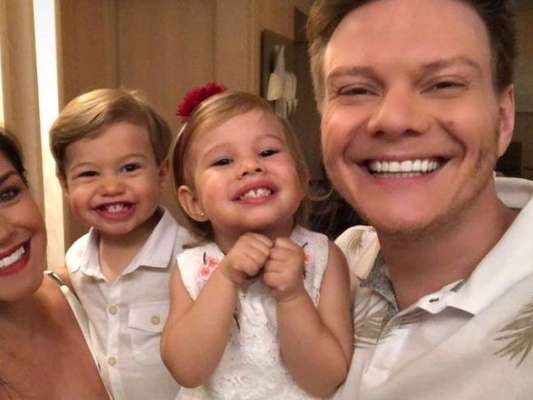 Michel Teló e os filhos foram filmados em momento de diversão por Thais Fersoza nesta quinta-feira, dia 15 de outubro de 2019