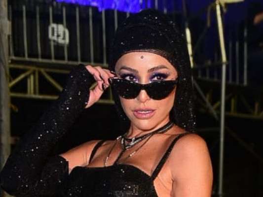 Sabrina Sato arrasou em look com fenda lateral e transparência deixando a perna torneada à mostra em festa dos 50 anos da escola de samba Gaviões da Fiel Torcida na noite deste sábado, 17 de agosto de 2019