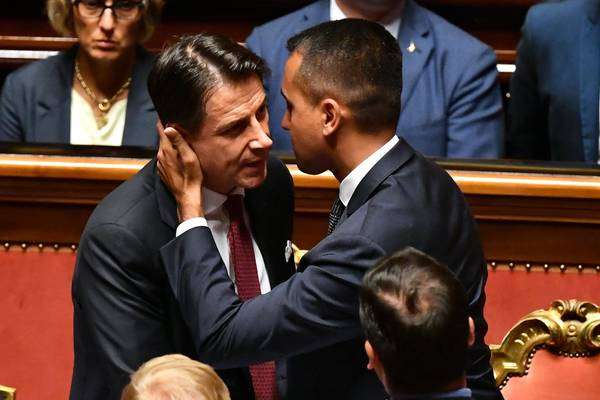 Em meio a crise política, premier da Itália renuncia