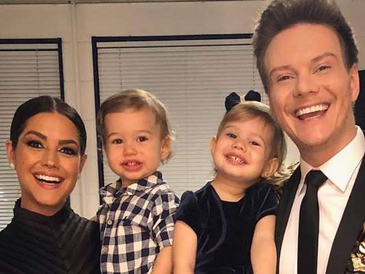 Thais Fersoza filmou os filhos, Teodoro e Melinda, tietando o pai, Michel Teló, na TV