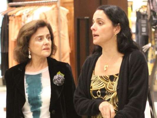 Marieta Severo e a filha, Helena Buarque de Hollanda, passeiam em shopping nesta sexta-feira, dia 23 de agosto de 2019