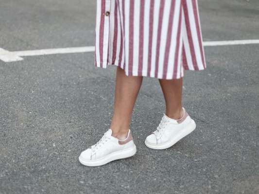 Confira 12 looks que vão te mostrar que os tênis também podem ser chiques