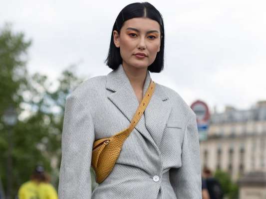 Looks com pochete: inspire-nas várias formas de usar o acessório fashion!