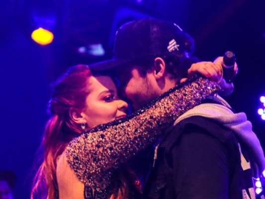 Maiara, dupla de Maraisa, trocou beijo e carinho com o namorado, Fernando Zor, e mostrou visual mais magro em show nesta quinta-feira, 29 de agosto de 2019