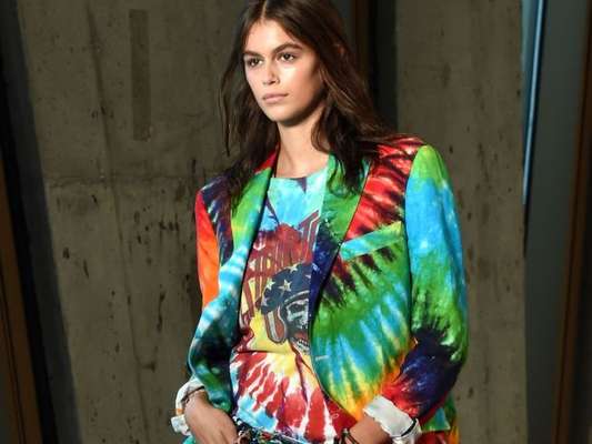 10 formas de usar neon e tie dye de agora até o verão