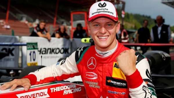 Mick Schumacher - O alemão Mick Schumacher, filho do heptacampeão mundial de Fórmula 1 Michael Schumacher, foi anunciado neste sábado como o novo membro da academia de jovens pilotos da Ferrari. Aos 19 anos, Mick se destacou em categorias inferiores do automobilismo, principalmente após ter conquistado o Campeonato Europeu de Fórmula 3. A seguir, veja outros exemplos de filhos que seguiram a mesma carreira esportiva do pai!