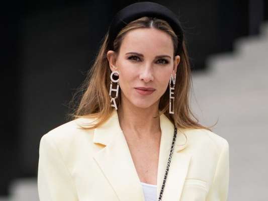 Brincos de strass: versões com nomes de grife, como a Chanel, fazem sucesso entre fashionistas internacionais