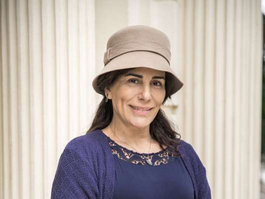 Lola (Gloria Pires) – vive para cuidar dos filhos Carlos (Xande Valois/Danilo Mesquita), Alfredo (Pedro Sol/Nicolas Prattes), Julinho (Davi de Oliveira/André Luiz Frambach) e Isabel (Maju Lima/Giullia Buscacio) e do marido Júlio (Antonio Calloni). Seu maior orgulho é sua casa e sua família na novela 'Éramos Seis'