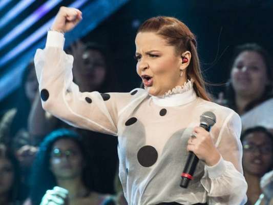 Maiara comemora calça folgada após perder 11kg