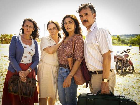 O elenco de 'A Dona do Pedaço' - 'A Dona do Pedaço', nova novela das 9 da Globo, estreia na segunda-feira, 20 de maio, substituindo 'O Sétimo Guardião'. Escrita por Walcyr Carrasco, a trama traz Juliana Paes como a protagonista Maria da Paz, uma confeiteira que constrói um 'império' vendendo seus bolos após um atentado vitimar seu noivo, Amadeu (Marcos Palmeira), em pleno altar no dia de seu casamento. Suas famílias, os Matheus e os Ramirez, têm uma rivalidade, e ela precisará fugir para São Paulo. Confira a seguir os atores que fazem parte do elenco de 'A Dona do Pedaço' e conheça um pouco mais sobre os seus personagens na novela.