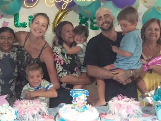 Luana Piovani reencontra Pedro Scooby em Noronha e faz festa temática 'Fundo do Mar' aos filhos gêmeos