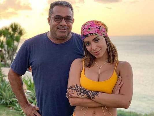 Mauro Machado, pai de Anitta, contou que o jatinho que os levava para um show da cantora em Santa Catarina passou por uma forte turbulência na hora da aterrissagem