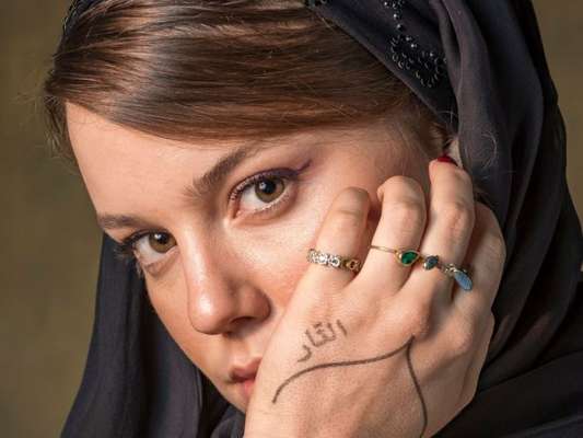 Nos últimos capítulos da novela 'Órfãos da Terra', Dalila (Alice Wegmann) resolve fugir da cadeia com a ajuda de Youssef (Allan Souza Lima)