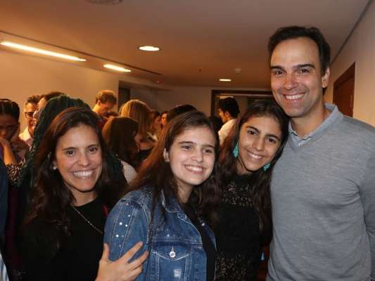 Tadeu Schmidt curtiu o musical 'A Cor da Púrpura' ao lado da família nesta segunda-feira, 10 de setembro de 2019