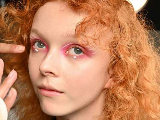Sombra rosa, delineado branco e estrelas aplicadas abaixo dos olhos formam a maquiagem divertida da grife Anna Sui, que desfilou na Semana de Moda de Nova York