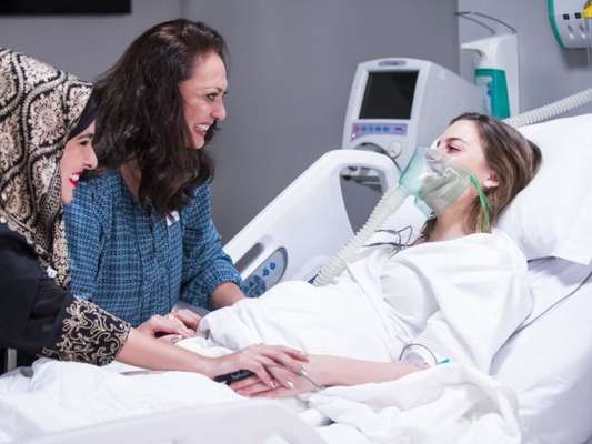 Dalila (Alice Wegmann) entra em trabalho de parto e tem companhia de Rania (Eliane Giardini) na novela 'Órfãos da Terra'