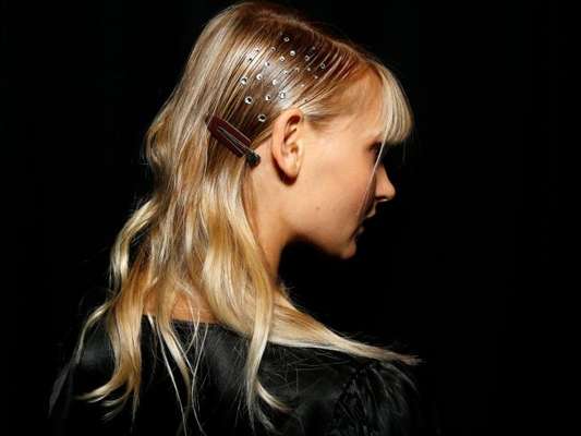 Pneteado flam: a grife Bibhu Mohapatra apostou em pedrinhas de strass na lateral dos fios na NYFW
