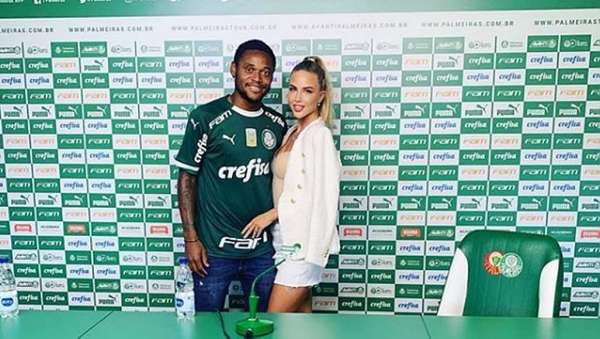Luiz Adriano no Palmeiras - Atacante chegou ao clube após assinar contrato por quatro temporadas