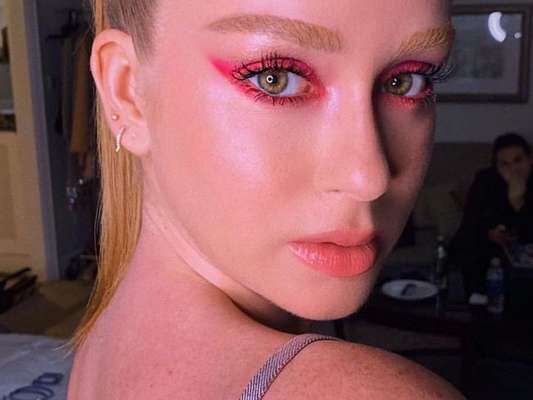 Marina Ruy Barbosa aposta em make colorida com vestido metalizado nesta terça-feira, dia 10 de setembro de 2019