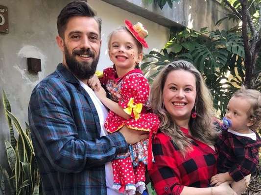 Filho de Rafael Cardoso chamou atenção por semelhança com a mãe, Mariana Bridi, em foto
