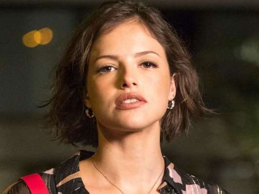 Nos próximos capítulos da novela 'A Dona do Pedaço', Josiane (Agatha Moreira) vai vender bolos na rua após ganhar o perdão da mãe, Maria da Paz (Juliana Paes)