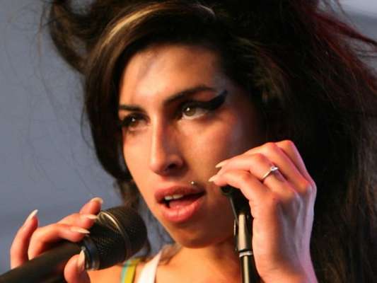 Amy Winehouse: inspire-se em visuais e maquiagens icônicos da cantora!