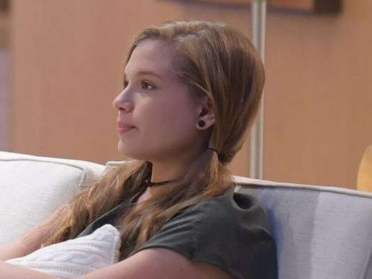 Na novela 'Topíssima', o pai de Andrea (Letícia Peroni) vai até a casa de Lara (Cristiana Oliveira) e fica sabendo que a garota é filha deles, no capítulo de quinta-feira, 19 de setembro de 2019