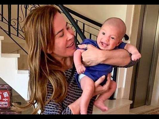 Filho de Camilla Camargo, Joaquim aparece sorridente no colo de Zilu, nesta quarta-feira, dia 11 de setembro de 2019
