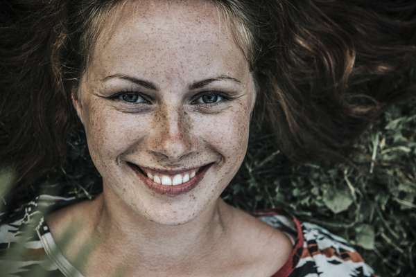 A faceta de porcelana é uma técnica que usa lâminas coladas no esmalte dos dentes como uma unha postiça, e, muitas vezes, nem é preciso desgastar o dente.