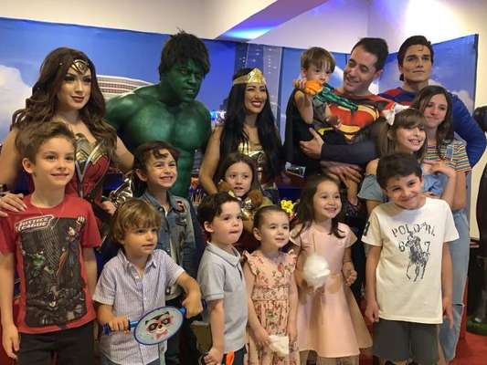 Simaria e marido, Vicente, viram Mulher Maravilha e Super Homem em festa. Confira vídeo postado nesta quarta-feira, dia 11 de setembro de 2019