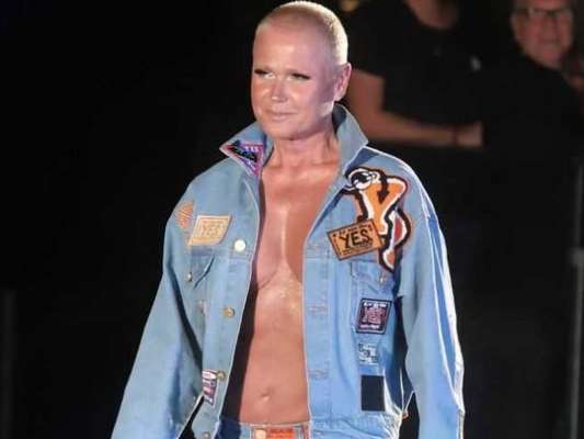Xuxa Meneghel desfila de look total jeans ousado e brilha nas passarelas
