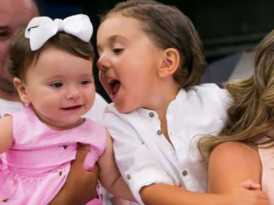 Filhos de Patricia Abravanel e Fabio Faria, Pedro, Jane e Senor encantaram em fotos postadas pelo pai