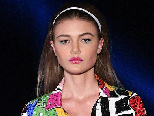 Primavera/verão 2020: maquiagem colorida e tiara para cabelo são tendências para as estações mais quentes do ano