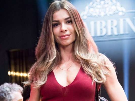 Grazi (Paloma Massafera) fica famosa após ganhar elogio de Silvana na novela 'Bom Sucesso'