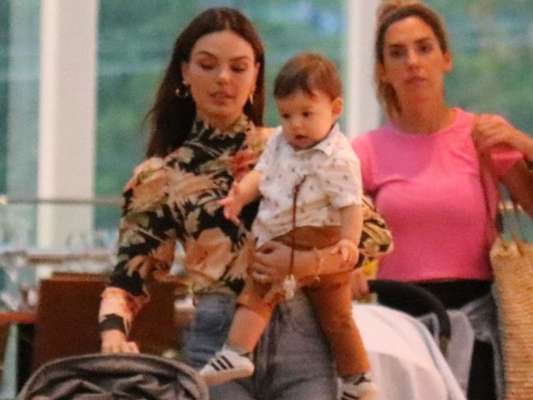 Família fashion! Isis Valverde e o filho usam looks cheios de estilo em passeio nesta sexta-feira, dia 13 de setembro de 2019
