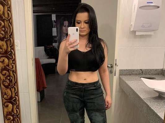 Maraisa exibe barriga com gominhos em show e surpreende