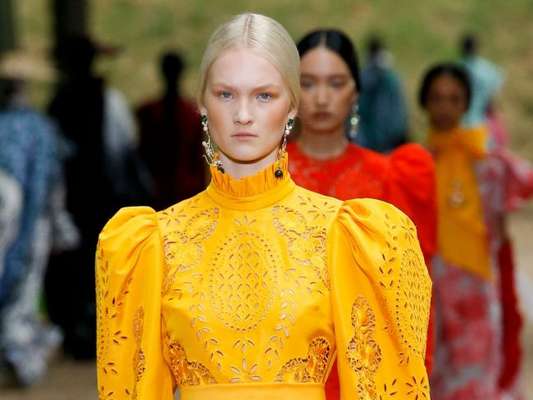 A Semana de Moda de Londres está cheia de tendências para a primavera/verão 2020!