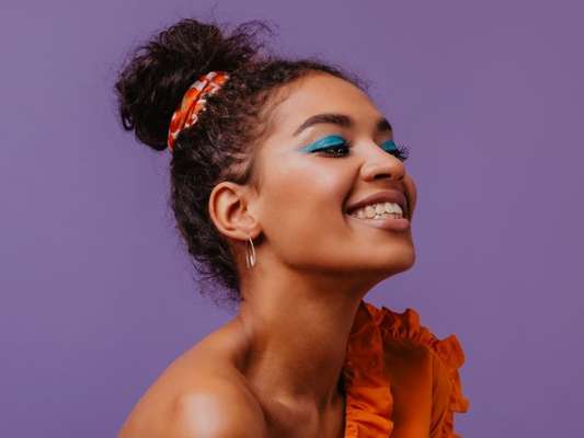 Cabelo cacheado: inspire-se em penteados fáceis de fazer para o verão!