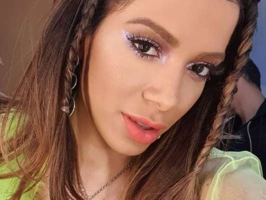 Nada discreta! Anitta alia transparência, neon e biquíni em look para TV nesta terça-feira, dia 17 de setembro de 2019