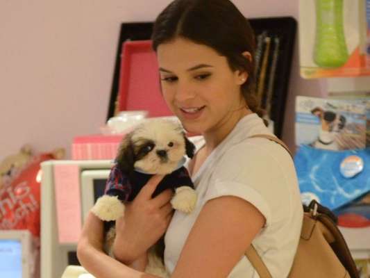 Bruna Marquezine deita no chão e ganha lambida no rosto de cachorro em vídeo publicado nesta quinta-feira, dia 19 de setembro de 2019