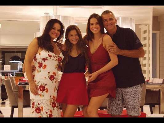 Luana Marquezine comemora aniversário de 17 anos