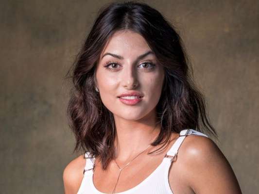 Camila (Anaju Dorigon) revela grande segredo sobre o dia da morte de Aziz (Herson Capri) na novela 'Órfãos da Terra'
