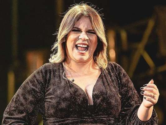 Marília Mendonça usa look preto em show e brinca sobre comparação com Gisele Bündchen em vídeo na sexta-feira, dia 21 de setembro de 2019