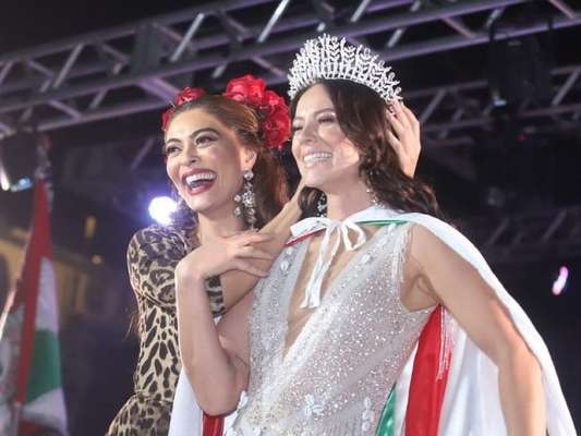 As atrizes Paolla Oliveira e Juliana Paes posaram juntas na coroação da primeira como rainha de bateria da Grande Rio, na quadra da escola na noite de sábado, dia 22 de setembro de 2019