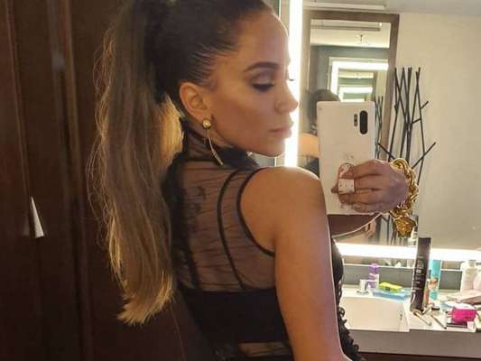 Anitta usa look preto com transparência em show no México, na noite de sábado, dia 22 de setembro de 2019